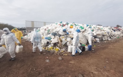 El Ministerio de Ambiente secuestró miles de envases vacíos de agroquímicos en un predio a cielo abierto